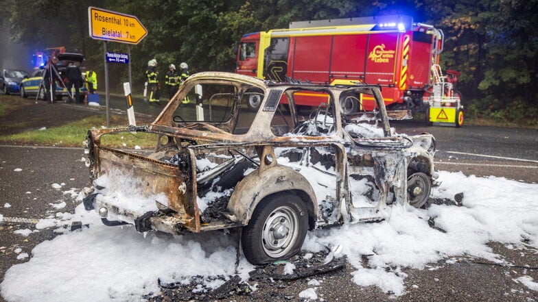 Der komplett ausgebrannte Trabant auf der B172.