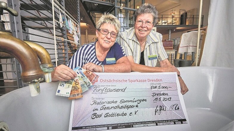 Im Geld baden Ute Wunderwald (l.) und Sabine Brauweiler vom Verein der medizinhistorischen Sammlungen in Gottleuba noch immer nicht, aber es reicht erst einmal, um die Schließung abzuwenden.