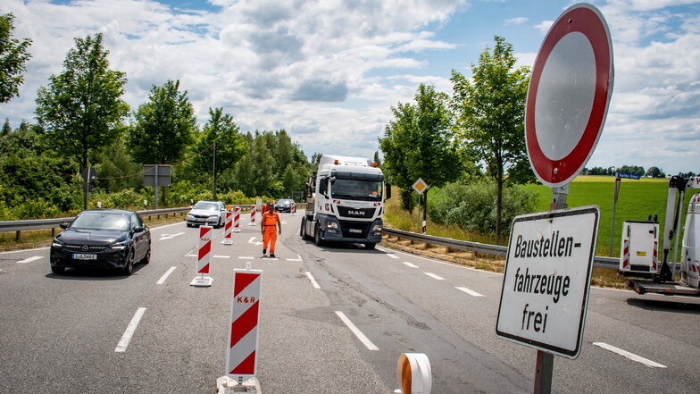 Die Staatsstraße zwischen Harthaer Kreuz und Waldheim wird zurzeit auf einer Länge von 120 Metern repariert. Dafür ist eine halbseitige Sperrung notwendig.