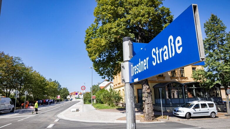 Nach anderthalb Jahren wieder durchgängig befahrbar und nun komplett saniert: die Dresdner Straße in Heidenau.