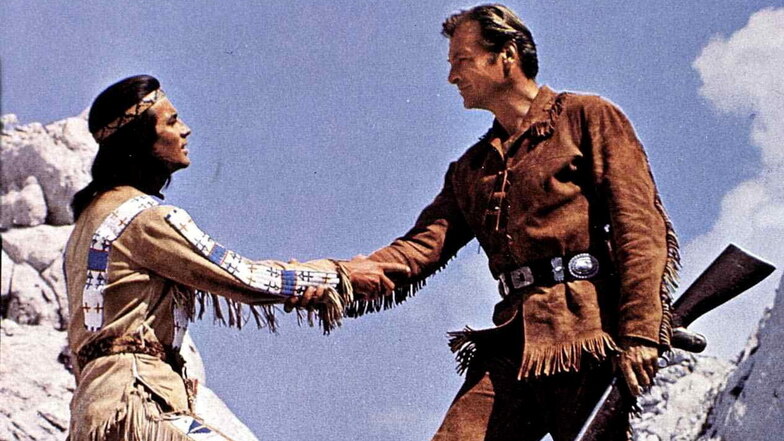 Die Winnetou-Filme mit Pierre Brice und Lex Barker sind gut erzählte Märchen, stellen aber vieles falsch da. Die Apachen jagen darin Büffel, leben in Tipis, paddeln in Kanus - nichts davon haben sie tatsächlich gemacht.