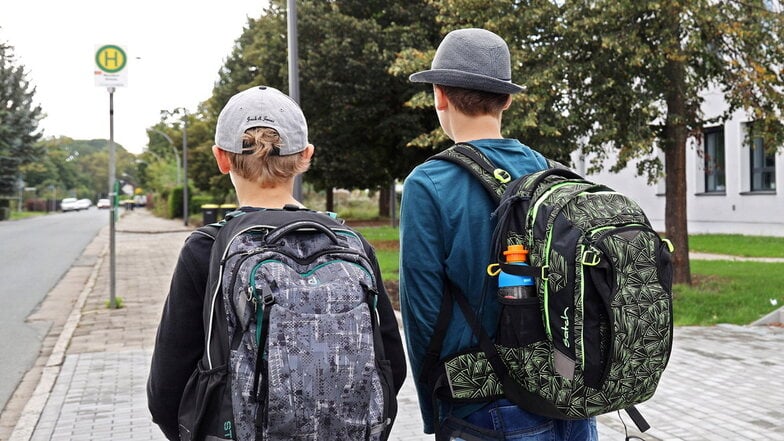 Vom Busfahrer noch vor dem Ziel aus dem Bus gewiesen - das passierte jetzt Schulkindern im Schwepnitzer Ortsteil Schönbach.