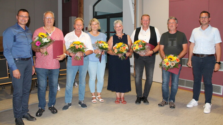 Bürgermeister Ralf Rother und die Ortsvorsteher Steffen Fache, Dieter Kriegelstein, Sandra Mende,  Karla Horn, Holger Vogt und Steffen Christof (v.li.). Rechts steht Carsten Hahn, Beigeordneter.