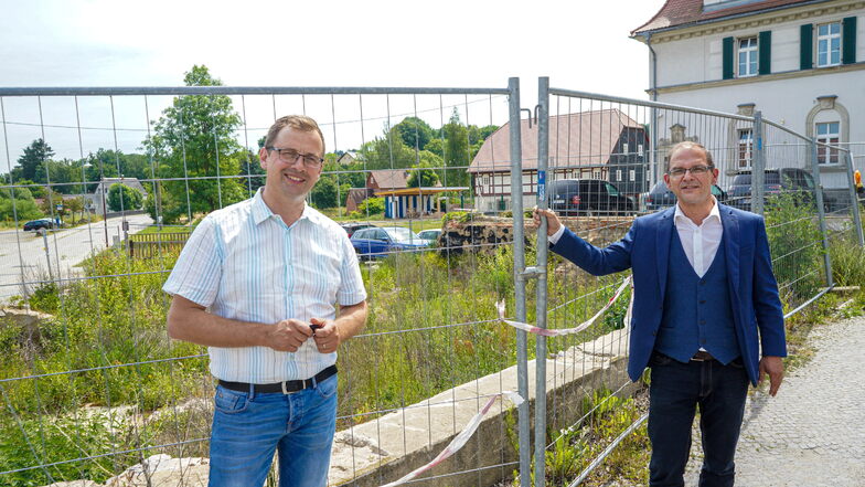Andreas Oschika (l.), Leiter der Caritas Sozialstation, und Bürgermeister Sven Gabriel haben sich zusammengetan, um das Gelände des ehemaligen Gasthauses "Goldener Stern" künftig einer neuen Nutzung zuzuführen.