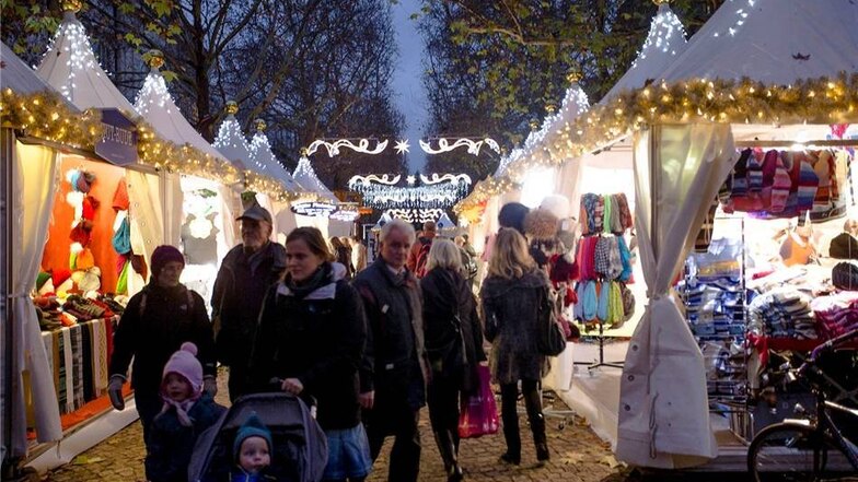 Dresdens zweitgrößter Weihnachtsmarkt lädt nun auf die Hauptstraße zwischen dem Goldenen Reiter und dem Jorge-Gomondai-Platz zum Bummeln und Genießen ein.