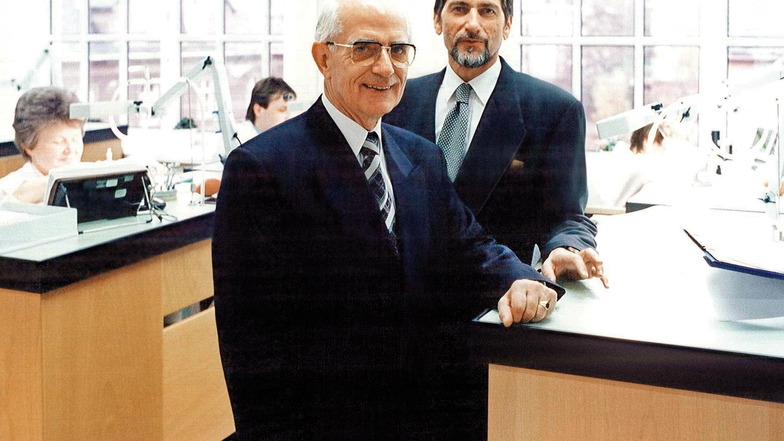 Günter Blümlein und Walter Lange in
der Montageabteilung der Manufaktur,
1994