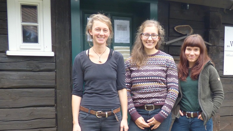 Das sind die neuen Mitarbeiterinnen der Informationsstelle Wolfsscheune in Rietschen: Johanna Rakowsky (von links), Martha Deckwart und Maria Jähde