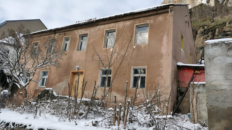 Das Gebäude im Herrental Nummer 2 in Kamenz ist einsturzgefährdet. Jetzt wird es abgerissen. Ab 22. Februar gibt es deshalb eine Vollsperrung.