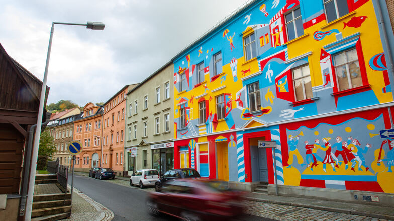 Die von Andreas Dress gestaltete Fassade auf der Langen Straße 32 in Sebnitz wird an den Künstler erinnern.