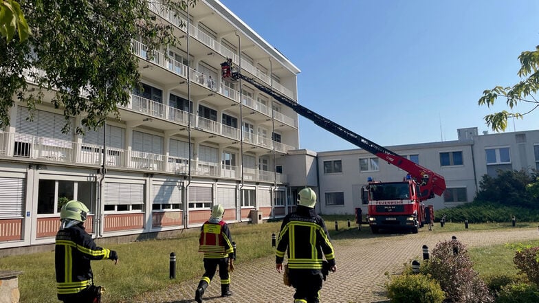 Im Verlauf der Übung im Klinikum kam auch die Drehleiter zum Einsatz. Mit ihr wurde die Rettung über den Balkon auf der Parkseite des Gebäudes geübt.