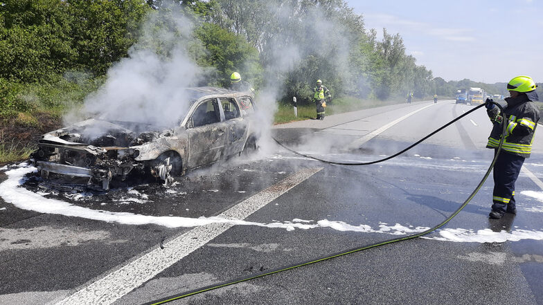 Auf der A 4 in Richtung Dresden ist am Dienstagvormittag zwischen den Anschlussstellen Uhyst und Burkau ein Auto ausgebrannt.