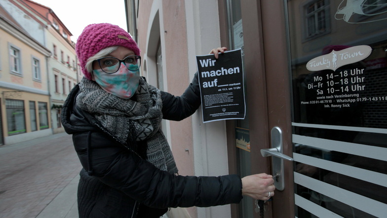Anja Sick vor ihrem Laden Funky Town in der Pirnaer Innenstadt. „Wieder öffnen dürfen oder eine angemessene Entschädigung.“