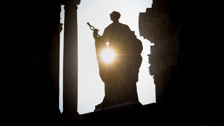 Ein mystischer Anblick zum Sonnenaufgang. Hoch ragen diese und 77 weitere Skulpturen auf der Dresdner Hofkirche empor. Auch um Geheimnisse der Fürstengruft unter dem Gotteshaus wird es sich bei einer Lesung in der Bibliothek Südvorstadt drehen.