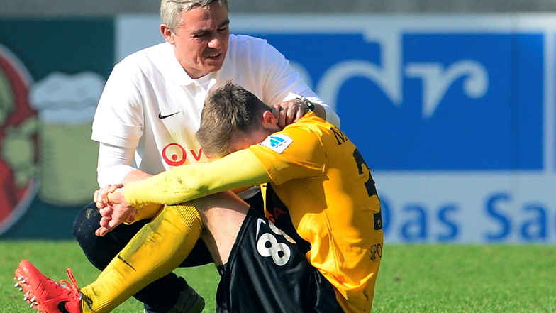 Nach der Niederlage gegen Arminia Bielefeld und dem Abstieg im Mai 2014 tröstete Olaf Janßen den damals noch jungen Tobias Müller. Nach dem Spiel verließ der Trainer Dresden.