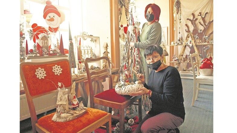 Schaufenster und Verkaufsraum des „Weihnachtsladens“, in dem Margit Bensch und Diana Heinschker (hi.) verkaufen, zeigen sich als Hingucker.