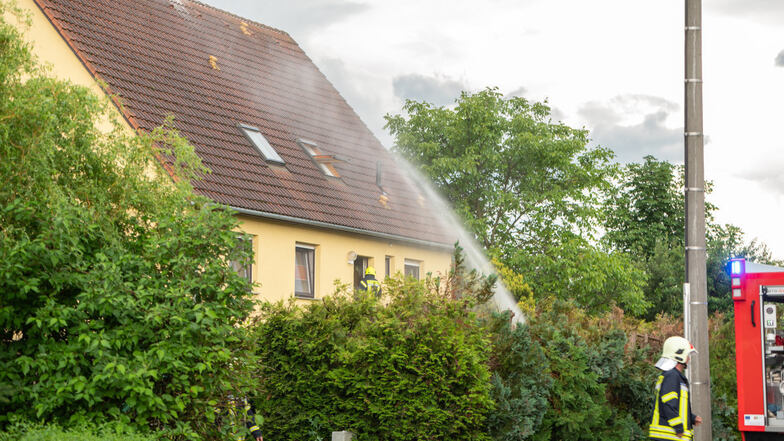 Ein Blitz war am Sonnabend in dieses Wohnhaus in der Neundorfer Straße in Dittersbach auf dem Eigen eingeschlagen.