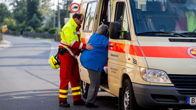 Auf geht's in die Notunterkunft nach Radibor. Gerda Pietsch verlässt Milkel als letzte Einwohnerin.