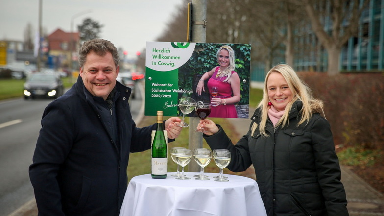 Oberbürgermeister Thomas Schubert und Sabrina Schreiber, ehemalige Weinkönigin in Sachsen, enthüllen das neue Begrüßungsschild der Stadt Coswig.
