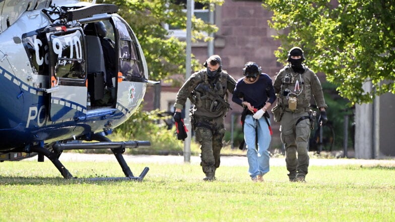 Der mutmaßliche Täter des Messerangriffs von Solingen wird zu einem Hubschrauber gebracht.