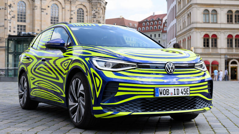 Ein VW ID.4 steht im Juli bei der Fahrzeugpräsentation von Volkswagen auf dem Neumarkt vor der Frauenkirche. Der VW ID.4 ist der erste rein elektrisch angetriebene SUV von Volkswagen und wird in Zwickau gebaut.