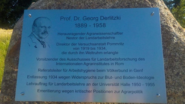 Mit dieser Gedenktafel wird jetzt in Pommritz an Prof. Dr. Georg Derlitzki erinnert, der ein weltweit anerkanntes Verfahren für die Rübenernte entwickelte.