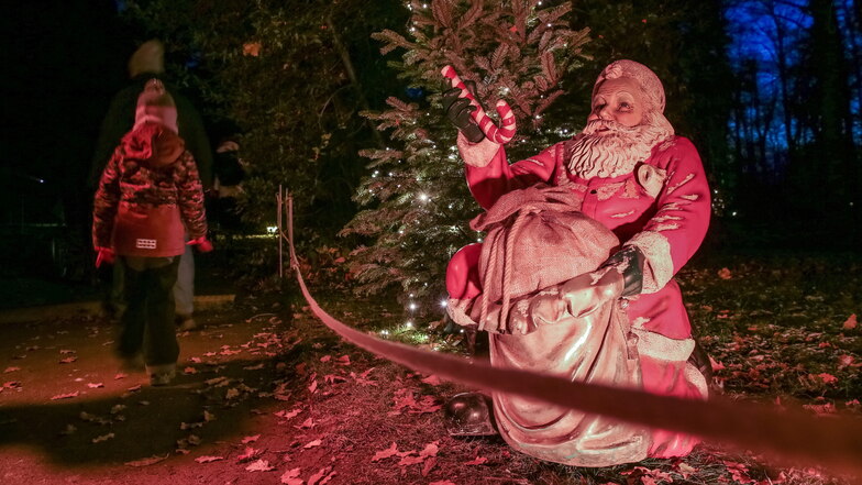 Weihnachtsmusik und viele Figuren am Wegesrand machen den Rundgang durch den Pillnitzer Schlosspark zu einem stimmungsvollen Erlebnis.