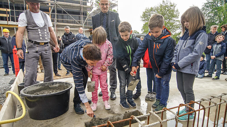 Gemeinsam mit Kindern der ersten und zweiten Klasse des Förderzentrums „Am Schützenplatz“ legten die Bautzener Bürgermeister Juliane Naumann und Robert Böhmer den Grundstein für die neue Kita.