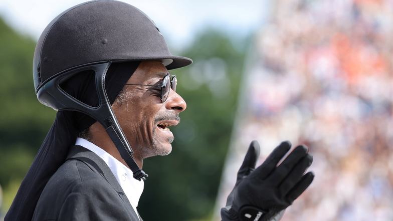 Snoop Dogg trägt am Rande des Finals einen Reiterhelm.