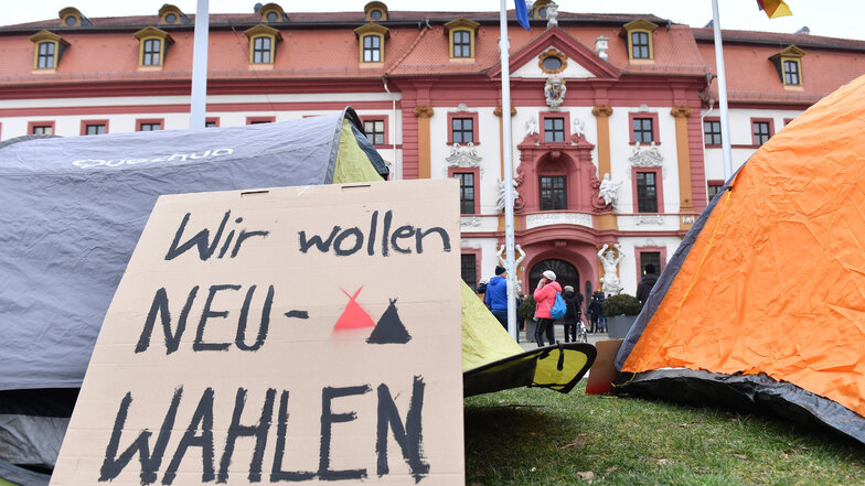 In Erfurt stehen Zelte und ein Plakat mit der Aufschrift "Wir wollen Neu-Wahlen" vor der Staatskanzlei. 