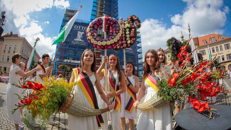 Und immer wieder waren herrliche Blumen in Lyren, an Kränzen oder Füllhörnern zu bewundern.