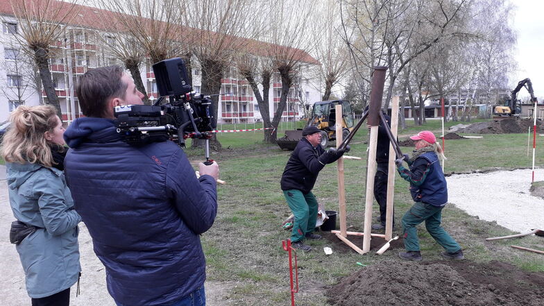 Ein Kamerateam besuchte Gröditz am 13. April und filmte, wie der Klimapark von Mitarbeitern des Bauhofs errichtet wurde.