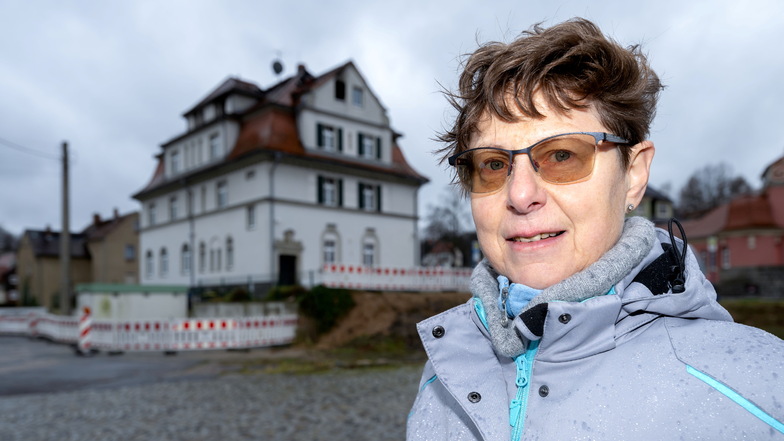 Allgemeinmedizinerin Daniela Schoch hat am 21. Dezember 2023 durch einen Brand in dem Haus, vor dem sie hier steht, ihre Praxis in Kirschau verloren. Am 8. Januar 2024 will sie ihre Praxis an neuer Stelle wieder öffnen.