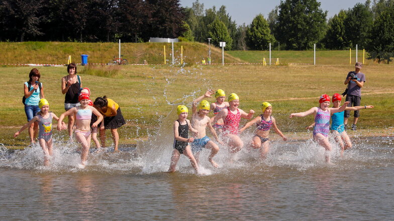 Triathlon der Grundschule Mittelherwigsdorf am O-See: Kinder aus der 1. und 2. Klasse beim Schwimmen.