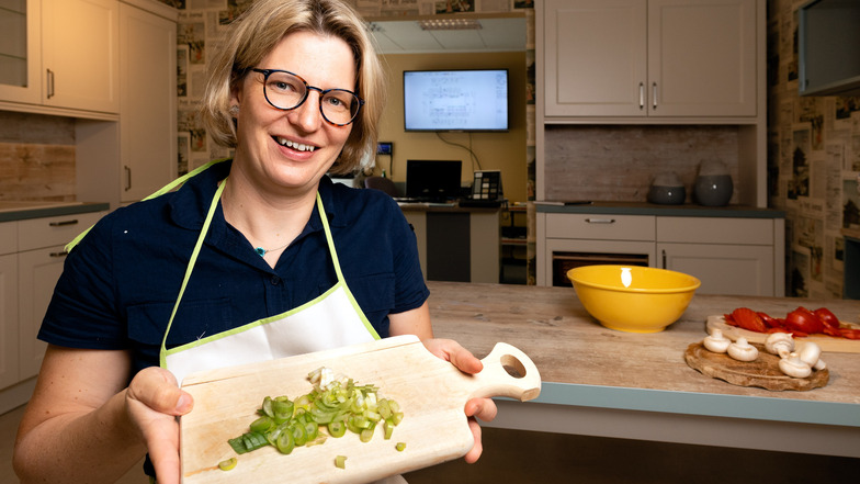 Doreen Binder, Chefin des Elektro- und Küchenhauses Mehnert, wird am Freitag auf dem Schiebocker Markt zusammen mit zwei Gastronomen kochen.