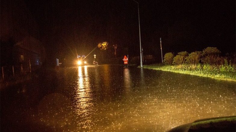 In Bischofswerda stand die Stolpener Straße nach heftigen Regenfällen unter Wasser.