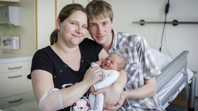 Eines der Neujahrsbabys: Vier Kinder wurden im Görlitzer Klinikum am 1. Januar 2019 geboren. Um 14.15 Uhr kam Lea Rösler zur Welt, die vierte im Bunde, hier zu sehen mit ihren Eltern Anja Bürger und Christian Rösler.