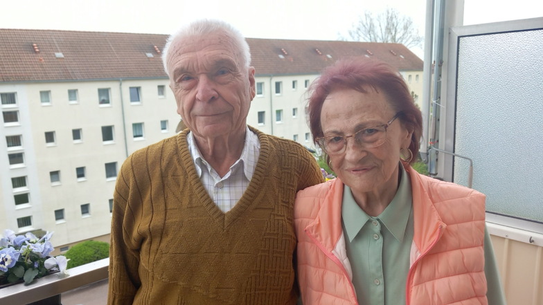 Egon und Martha Täumer (beide 88) wollen nach 60 Jahren nicht mehr aus ihrer Genossenschaftswohnung ausziehen. Aber ihr Wohnblock in der Riesaer Alleestraße soll 2025 abgerissen werden.