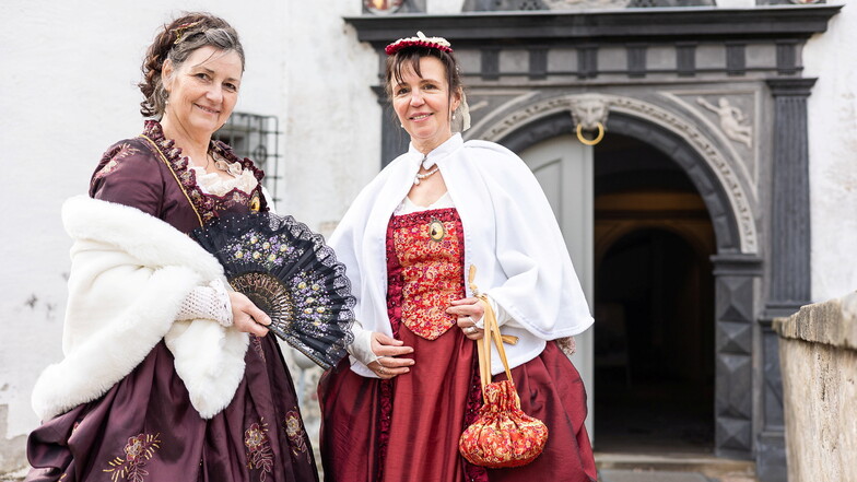 Diese beiden Vereinsmitglieder waren am Sonnabend ganz ihrer Figur als Gräfin Maria Henriette Caroline von Waldstein (l.) und Gräfin Josephine von Schaumburg auf Schloss Lauenstein.