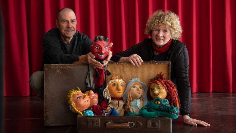 Carmen und Ingo Paulenz mit ihren Puppen vom Theater Glöckchen. Am Wochenende kann im Alberttreff Großenhain das Puppenspiel gelernt werden.
