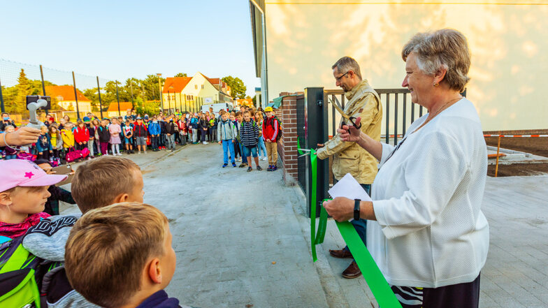 Am Montag, dem 6. September, kurz nach 7 Uhr wurde das symbolische Band zur Eröffnung der Grundschule Am Markt Laubusch von Schulleiterin und Bürgermeister durchtrennt.