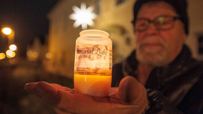 Andreas Hempel von der Kirchgemeinde Brockwitz steht mit dem Licht von Bethlehem vor dem Pfarramt in Brockwitz. Die Feuerwehr Coswig hatte das heilige Licht gebracht. Es wird bis zum 24. Dezember bei Familie Hempel in Brockwitz brennen.
