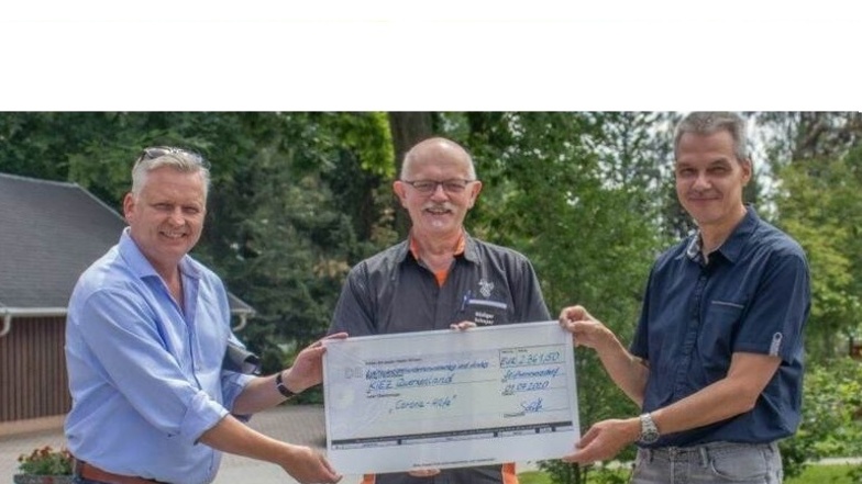 Der Schulleiter des Oberland-Gymnasiums, Ingo Elmenthalter (rechts) übergibt den Spendenscheck an den Vorstandsvorsitzenden des Querxenland Thomas Krusekopf (links) und den Geschäftsführer Rüdiger Schaper (Mitte).