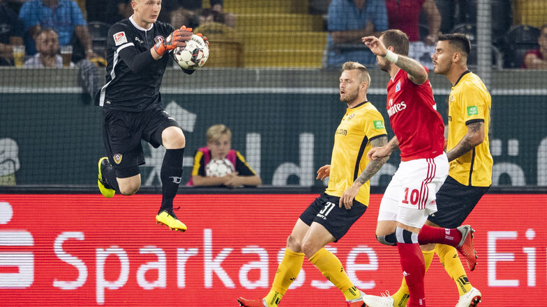 Markus Schubert hat den Ball sicher, bevor Pierre-Michel Lasogga, der Torjäger des Hamburger SV, eingreifen kann. 