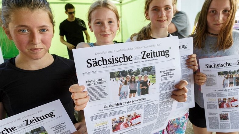 Lara, Alina, Joana und Viviane aus der Klasse 6d des Augustum-Annen-Gymnasiums ließen sich am SZ-Stand fotografieren und erhielten dafür eine Titelseite der Aktions-SZ .