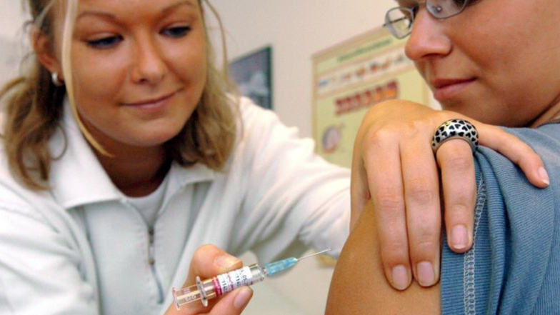 Mit Impfungen können sich Menschen von jung bis alt gegen eine ganze Reihe von Krankheiten schützen lassen.