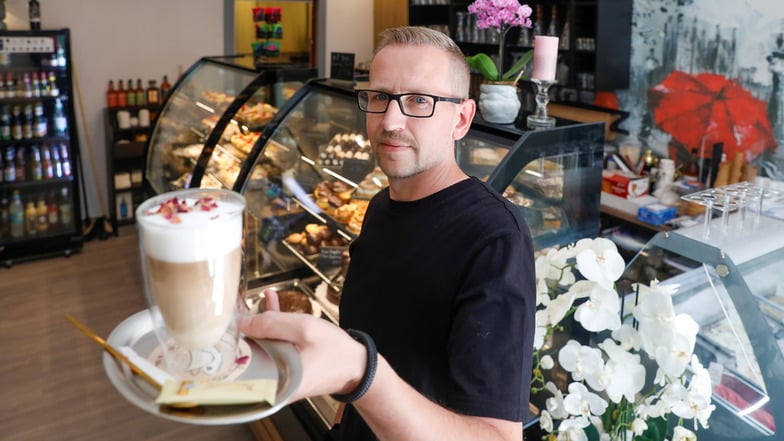 Patrick Schulze kredenzt im neuen "Cafè Praha" auf der Inneren Weberstraße in Zittau Kaffee- und Eisspezialitäten. Der Name des Cafés verspricht tschechisches Flair.