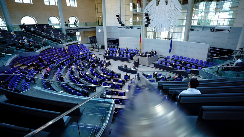 Blick in den Plenarsaal während einer Sitzung des Bundestags in Berlin.