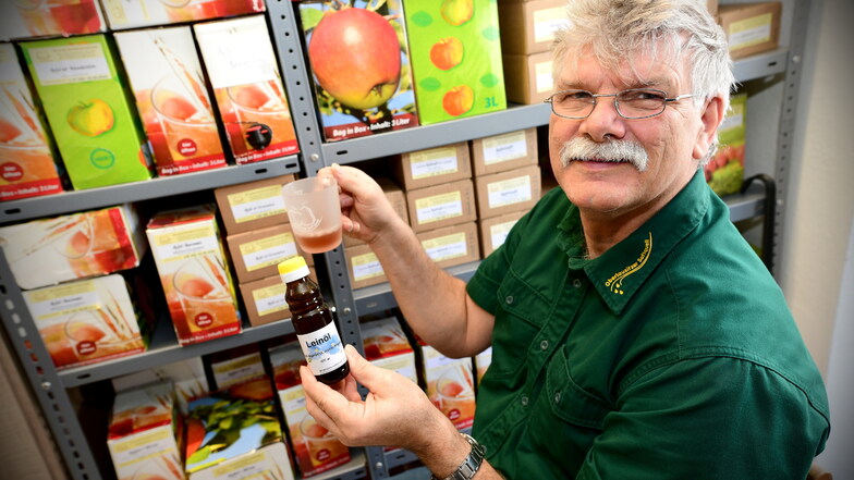 Gerd Hummitzsch von Oberlausitzer Saftquell
zeigt Produkte aus eigener Herstellung wie Apfelsaft und Leinöl. Die sind im Oderwitzer Laden zu finden - und auf den Marktschwärmereien in Görlitz und Dresden.