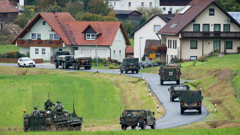 Militärfahrzeuge der US-Armee fahren durch den bayerischen Ort Kleinfalz nahe dem Truppenübungsplatz Grafenwöhr.