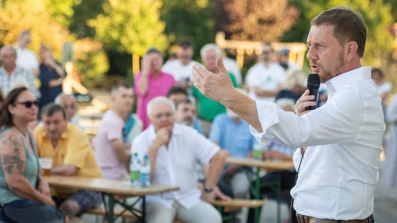 Sachsens Ministerpräsident Michael Kretschmer besuchte am Samstagabend den Großenhainer Geflügelhof, auf den Landtagsabgeordneter Sebastian Fischer zum Sommerfest geladen hatte.